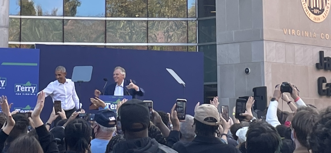 McAuliffe and Obama waving to the crowd